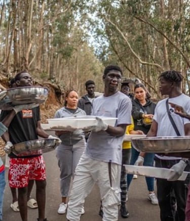 un grupo de personas afro llevando bandejas de comida