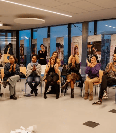 un grupo de personas multiraciales sentadas en circulo