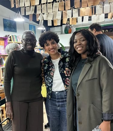 un grupo de mujeres afro posando para la foto en una libreria