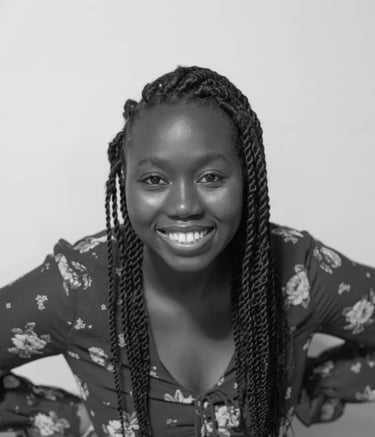 mujer afrodescendiente con trenzas largas y camiseta con flores