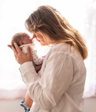 séance photo naissance, maman et bébé qui se caline, à Gragnague
