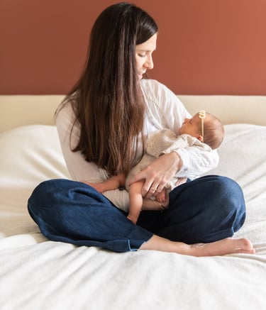 Séance photo naissance, maman et bébé qui se caline à Flourens
