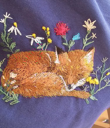 haftowany lis w kwiatach