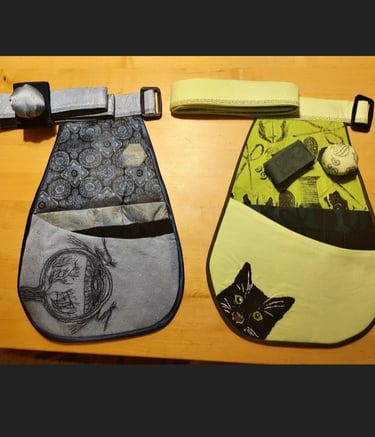 2 zdobione kieszenie na plaskach