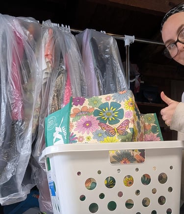 Pickup and delivery laundry service in Athens, AL with freshly cleaned clothes on hangers and folded