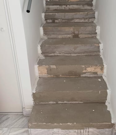 a staircase cased in concrete with a concrete floor