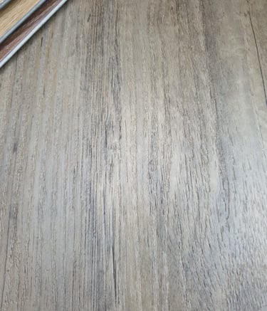 Effetto decorativo pietra-legno su parete
