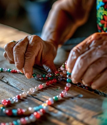 Las manos de un artesano elaborando cuidadosamente un collar artesanal de cuentas de colores.