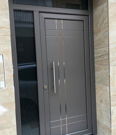 puerta aluminio instalada en Santa Comba