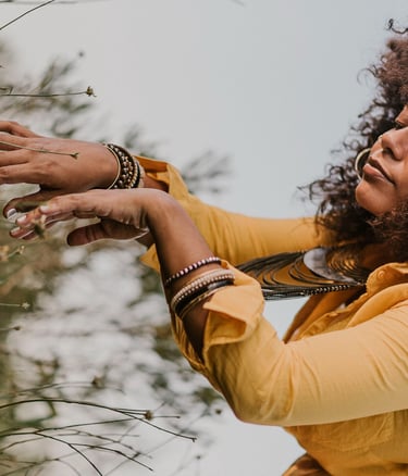 mulher em conexao com plantas e flores