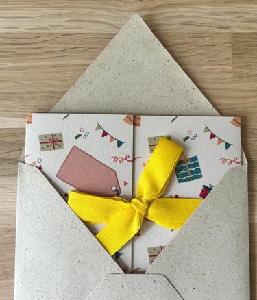 Foto van een Kadoentje met gele strik in een enveloppe