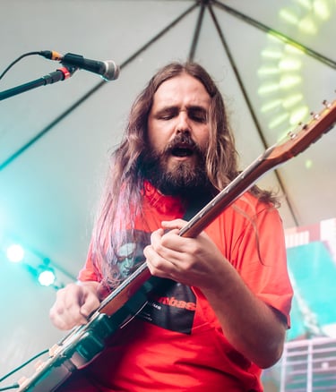 Guitarrista imerso em sua composicao
