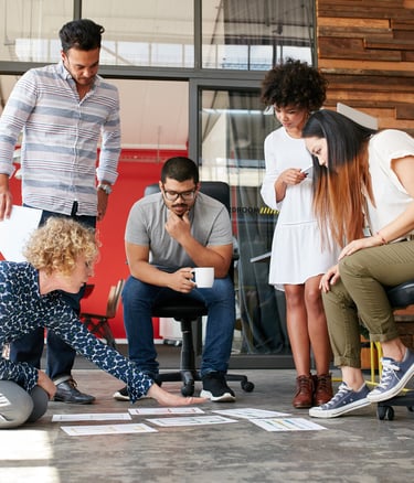 Équipe engagée dans un atelier Eureka Ensemble, collaboration et créativité au rendez-vous.