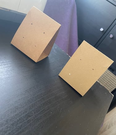 Porte bijou fait main en kraft pour présenter ses créations sur un marché ou un stand