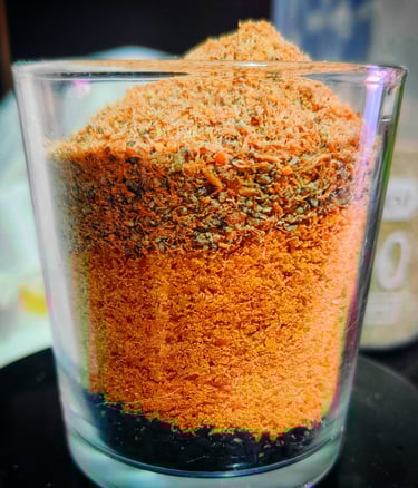 Un vaso de cristal con una mezcla de semillas y condimentos