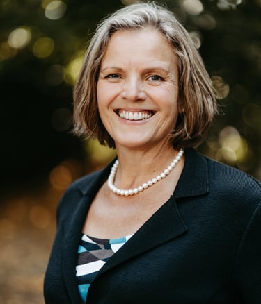 Sabine Demski Stabel im Garten, im Hintergrund Bäume