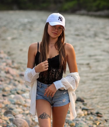 alyssacestmoii avec un haut noir et short avec une casquette blanche