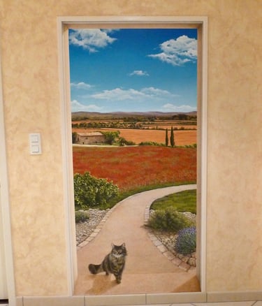 Ouverture en trompe-l'oeil sur un paysage méditérranéen, un champ de coquelicots, un chemin, un chat