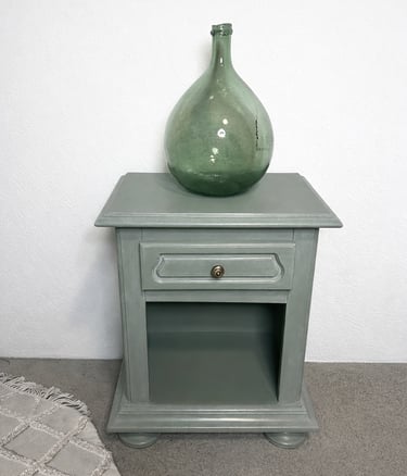 Chevet entièrement poncé et peint en vert, application d'une patine.