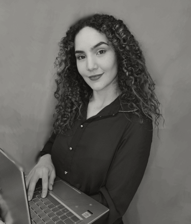 experta en marketing digital con ordenador portatil