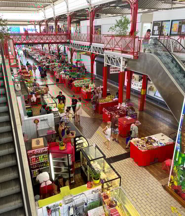 Marché locale à Tahiti avec des étals colorés proposant des produits frais, des fruits exotiques et de 