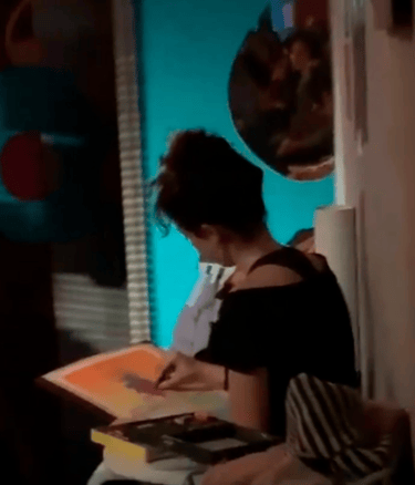 Foto de IDHG pintando en directo en el recital de Clara Carusa en el Aleatorio.