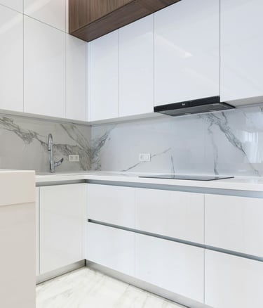 cuisine haut de gamme, rénovation moderne, crédence marbre, meubles blancs, aménagement cuisine