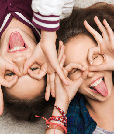 Photo de deux adolescentes qui font une grimace