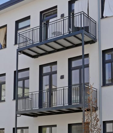 Mehrstöckiger Balkon mit Flachstahlgeländer
