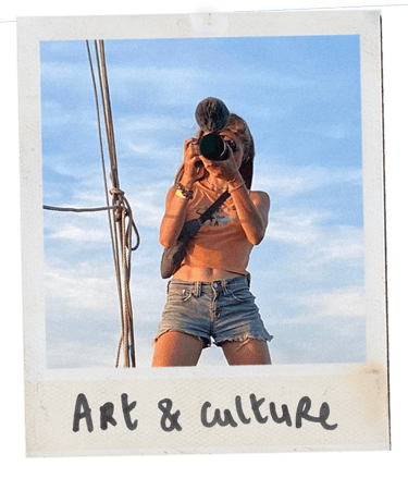 femme qui filme sur un voilier