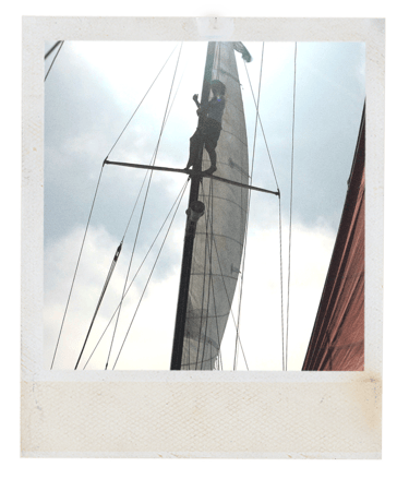 personne en haut d'un mat