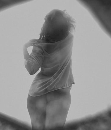 Mulher de costas, seminua, vista por um espelho em formato de losango