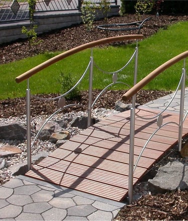 Gartenbrücke mit Holzhandlauf