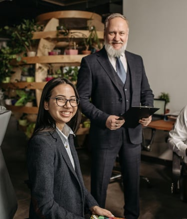 professionelle, zufriedene Büroangestellte