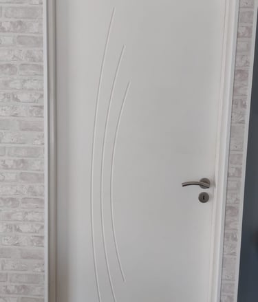porte d'intérieur en bois blanc posée par l'artisan menuisier en Vendée 