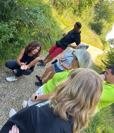 Demonstration der Wildpflanzen, sprich Kräuter, in der Natur. Erkennungsmerkmale und Anwendung