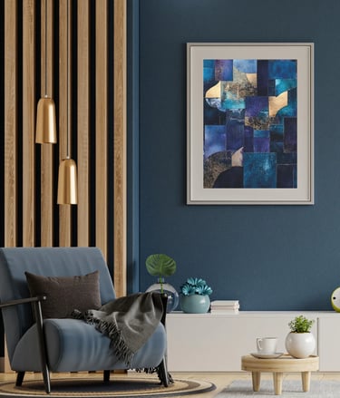 Tableau abstrait bleu et doré aux formes géométriques, encadré et exposé dans un intérieur moderne.
