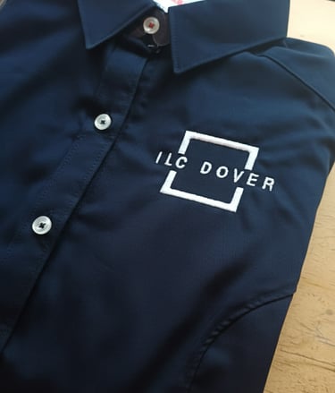 Bordado en camisa oscura ILC
