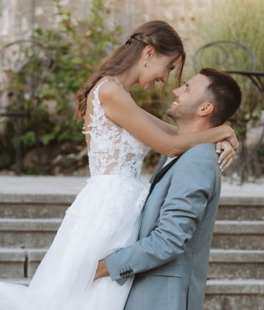 Hochzeitsfotograf Coburg: Bräutigam hebt seine Braut liebevoll auf einer Treppe hoch.