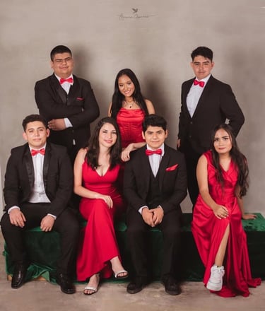 un grupo de niñas y niños adolescentes celebrando la graduación de la preparatoria