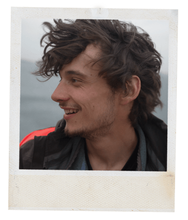 magnifique jeune homme les cheveux au vent