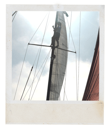 personne en haut d'un mat