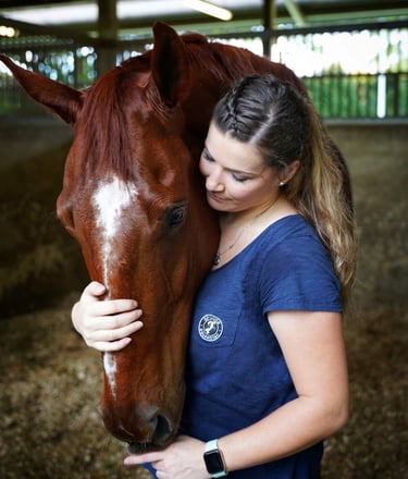 Ponytante kuschelt ihr Pferd