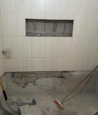 Salle de bain avant pose de carrelage – murs bruts avec espace douche en préparation
