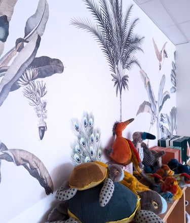 Zoom sur le papier peint Wellpapers fleuri feuillage luxuriant avec des peluches