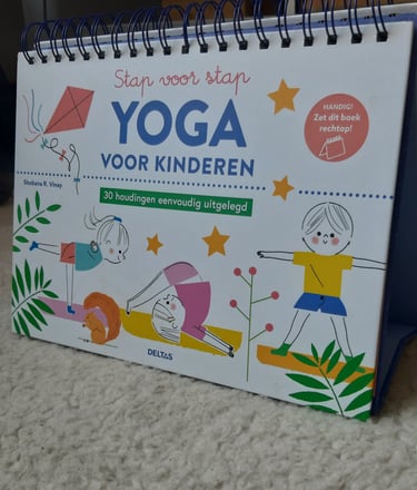 omslag van boek stap voor stap yoga voor kinderen met illustraties kinderen die oefeningen uitvoeren