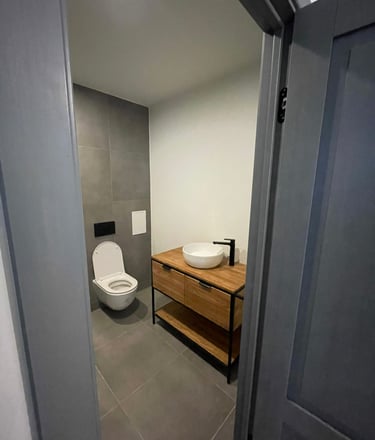 Vannas istabas remonts, iebūvētais pods, flīzēšana