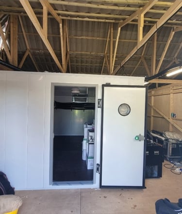 Cold room with straddle unit