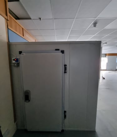 Cold room with spilit engine