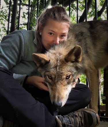 Julie Desury et un chien loup